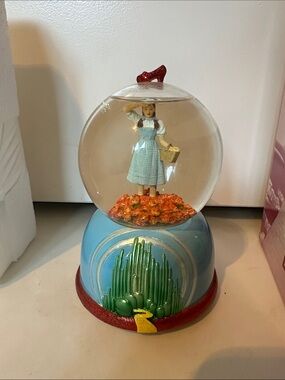 The San Francisco Music Box Company Wizard of Oz Dorothy Water Globe